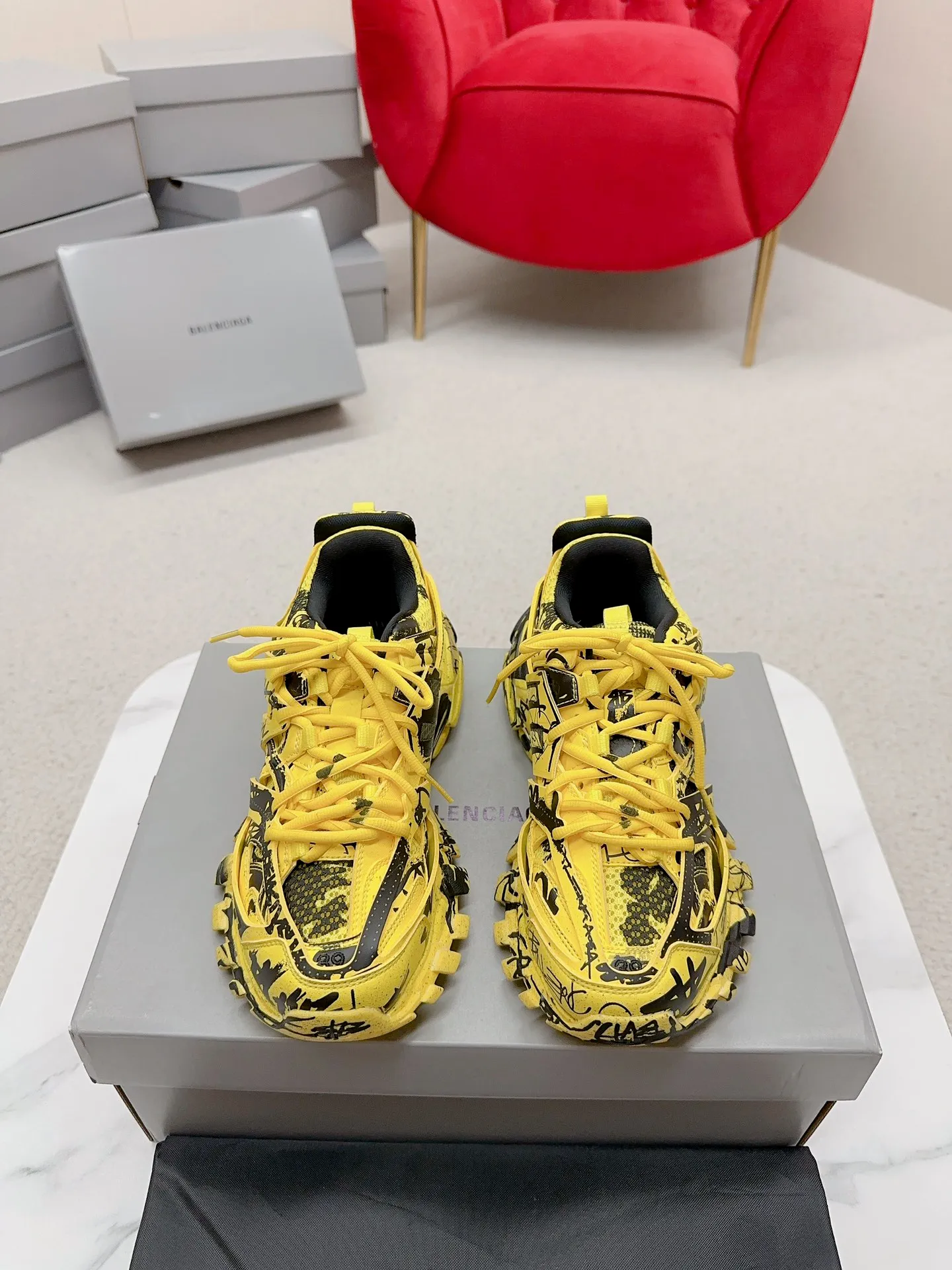 👟👟Ex-factory price 980👟👟 Men's size +10 𝐁𝐚𝐥𝐞𝐧𝐜𝐢𝐚𝐠𝐚|||𝐭𝐫𝐚𝗰𝐤 series 𝟑.𝟎Three generations of sports dad shoes‼ ️ [Top high-end quality from Dongguan Factory] Balenciaga dad shoes ~ super fashionable ~ full and three-dimensional shoes ~ amazing lines ~ very soft and light on the feet ~ super comfortable ~ versatile for commuting ~ can be paired with mid-calf socks, bell bottoms, wide-leg pants, overalls, very high-end ~ very manly and handsome ~ suitable for spring, summer, autumn and winter all year round... ⇢✈ Upper: Exclusive 1:1 original molded custom imported technical fabric mesh + imported cloth + 3M reflective strips [composed of 108 sub-pieces] ⇢✈Inner lining: Breathable mesh ⇢✈Outsole: Exclusive 1:1 original molded PU+TPU+EVA+rubber, a total of 13 sets of grinding tool combinations ⚠️Difference in market currency ~ high-end quality is definitely different ⇢✈𝐒𝐈𝐙𝐄Females: 35, 36, 37, 38, 39, 40 ⇢✈𝐒𝐈𝐙𝐄Men: 39, 40, 41, 42, 43, 44, 45